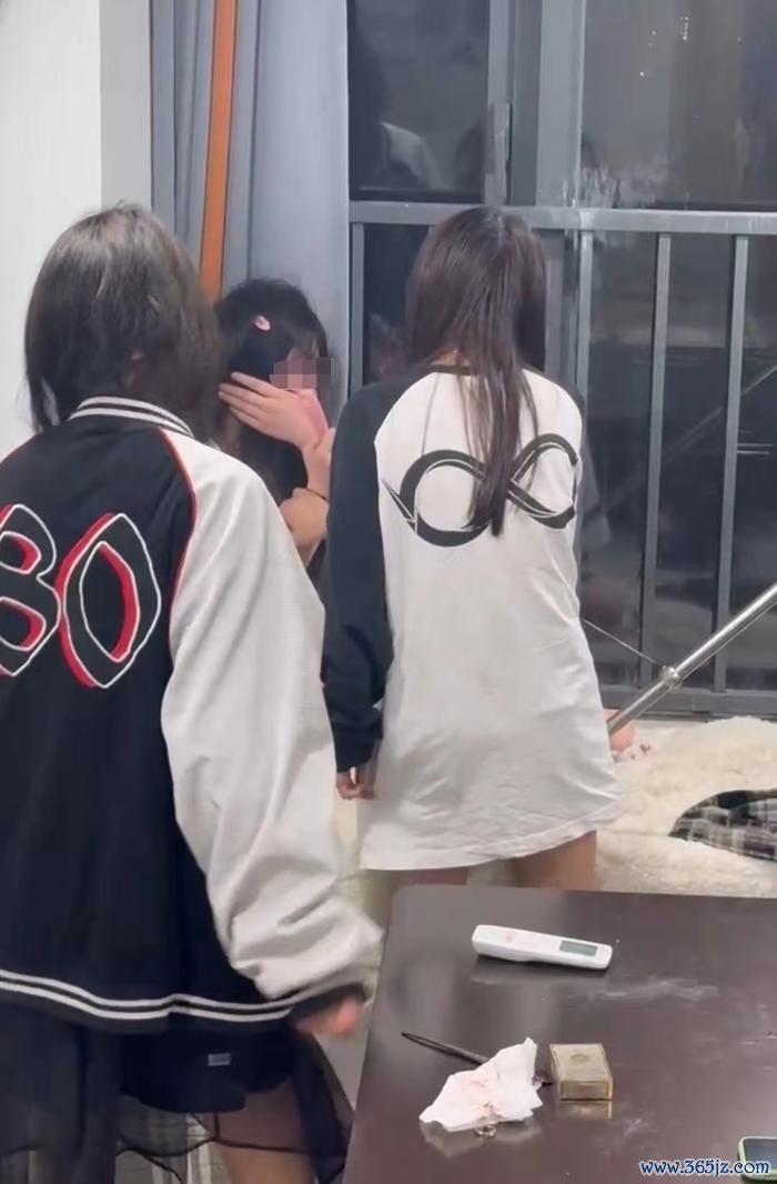 4月16日凌晨,刘婷被闯进屋的两名女孩殴打。视频截图